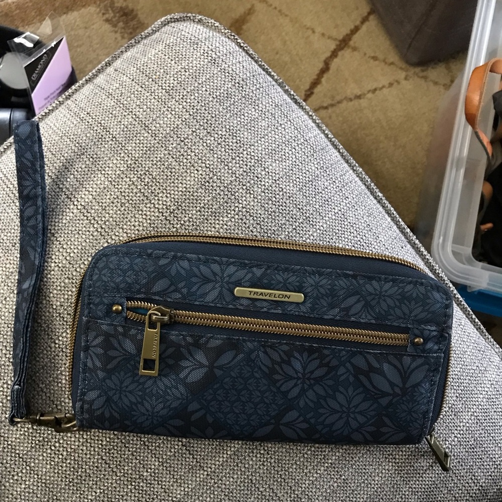 Travelon Blue Floral Women's Wristlet